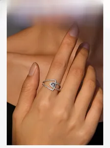 Détail macro de la bague double couche en argent S925 avec pavé de diamants et gemme violette