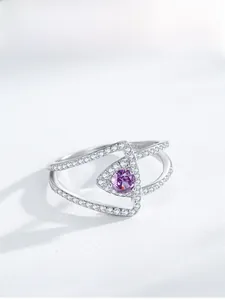 Macro d'une bague en argent S925 avec zircon violet et design à double couche