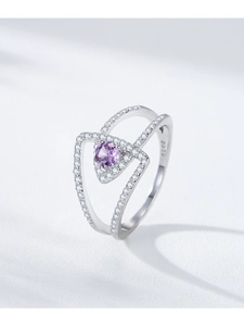 Macro détaillée d'une bague en argent S925 avec pierre violette et design double triangle