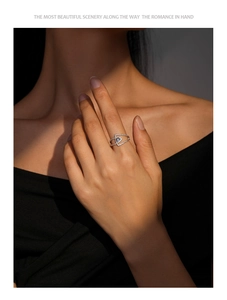 Gros plan sur la bague double couche en argent S925 avec œil violet et cristaux
