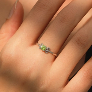Eleganter S925 Sterlingsilber Ring mit rundem grünem Edelstein und Vintage Gravur
