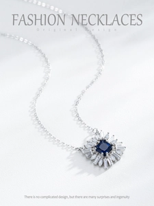 Gros plan du pendentif saphir avec zircons rayonnants en taille marquise et baguette