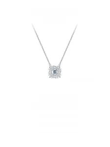 Détail macro du pendentif fleur en argent 925 avec zircon bleu carré et petits diamants