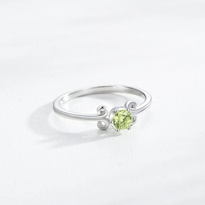 Eleganter S925 Sterlingsilber Ring mit apfelgrünem Edelstein und Vintage Filigran-Design
