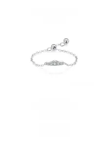 Macro shot of 925 silver wave ring with pavé crystals and adjustable pull-chain mechanism