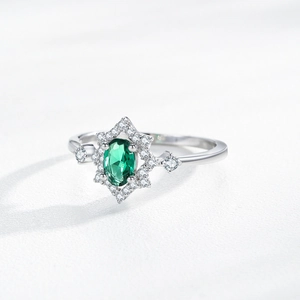 Elegant S925 sterling silver ring with oval emerald and sparkling white diamonds
