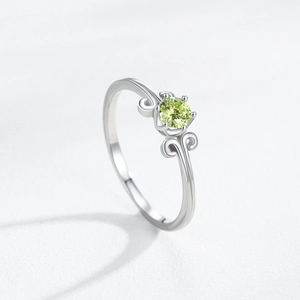 Eleganter S925 Silberring mit rundem apfelgrünem Edelstein und filigranen Schnörkeldetails