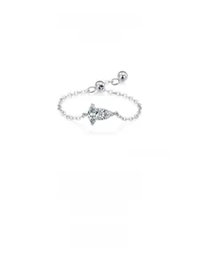 Détail d'une bague chaîne ajustable en argent sterling S925 avec deux zircons en forme de poire