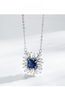 Vue macro d'un collier en argent 925 avec pendentif saphir bleu et oxydes de zirconium