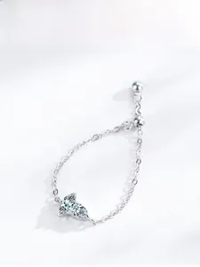 Détail d'une bague chaîne en argent S925 avec pendentif papillon et pierres gouttes