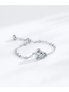 Gros plan d'une bague chaîne en argent S925 avec zircons marquise et poire et perle ajustable