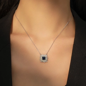 Collier en argent S925 avec pendentif en zircon bleu foncé au design soleil luxueux