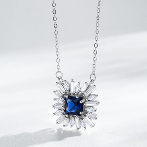 Collier en argent 925 avec pendentif saphir bleu carré et sertissage de diamants