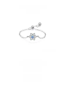Détail d'une bague chaîne fleur de prunier avec pierre bleue et oxydes de zirconium