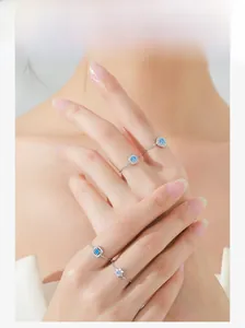Détail de bagues ajustables en argent sterling S925 avec zircon bleu et motifs floraux