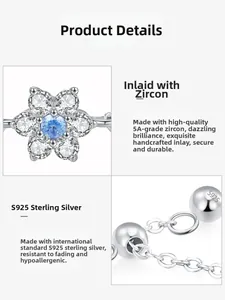 Détail d'une bague fleur en argent 925 avec zircon bleu et chaîne souple fine