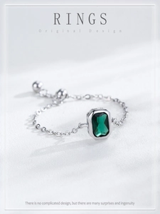 Detailed view of S925 silver chain ring with emerald-cut green gemstone and slide adjuster