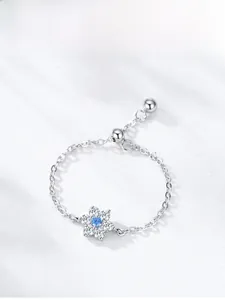 Détail d'une bague ajustable en argent S925 avec fleur de prunier, gemme bleue et diamants