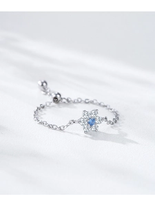 Bague en argent 925 avec fleur de prunier, gemme bleue et chaîne souple réglable en gros plan