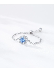 Detailed close-up of S925 sterling silver chain ring with blue cubic zirconia