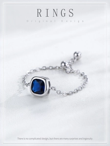 Détail d'une bague chaîne ajustable en argent S925 avec pierre carrée bleu roi facettée
