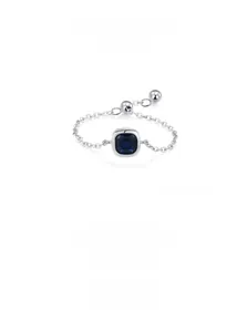 Détail d'une bague ajustable en argent S925 avec pierre bleue carrée et chaîne souple