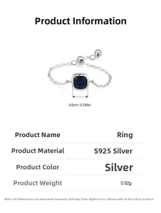 Détail d'une bague chaîne en argent S925 avec pierre précieuse carrée bleue