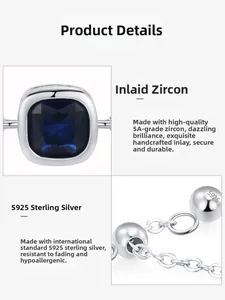 Détail macro du poinçon S925 et du zircon bleu carré sur la bague réglable en argent