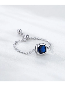 Détail macro d'une bague chaîne ajustable en argent S925 avec une pierre bleue carrée