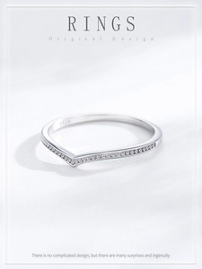 Détail macro d'une bague en argent 925 en forme de V avec texture perlée délicate