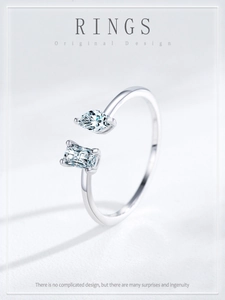 Détail d'une bague ajustable en argent 925 sertie de zircons tailles poire et émeraude