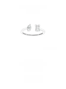 Vue macro de la bague ajustable en argent S925 avec poinçon et pierres en zircone