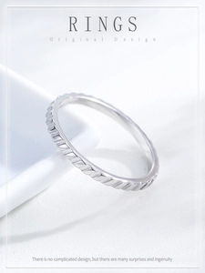 Nahaufnahme eines minimalistischen Rings aus S925 Sterlingsilber mit feiner Streifenstruktur
