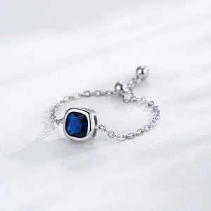 Bague chaîne réglable en argent S925 avec un saphir bleu de forme carrée