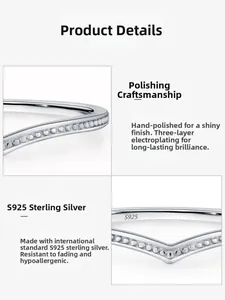 Détail macro du poinçon S925 sur l'anneau intérieur poli de la bague en argent en V