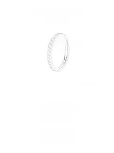 Nahaufnahme S925 Sterling Silber Ring mit gerippter Textur und innerem Feingehaltsstempel