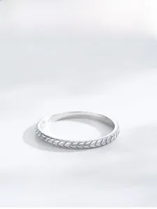 Close-up of S925 sterling silver ring featuring arrow texture and hallmark engraving
