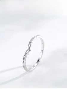 Gros plan sur une bague en argent S925 en forme de V sertie de zircons étincelants