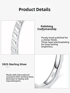 Makroaufnahme des S925 Sterlingsilber-Rings mit handpolierter Textur und dreifacher Beschichtung