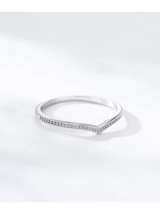 Vue macro de la bague en V en argent S925 avec d'élégants détails de bordure milgrain
