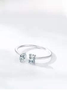Détail d'une bague en argent 925 sertie de zircons de tailles marquise et rectangulaire