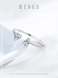 Vue macro de bague ajustable en argent S925 avec deux zircons cubiques taille poire