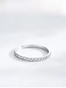 Detailaufnahme des S925 Sterlingsilberrings mit eleganten diagonalen Strukturrillen