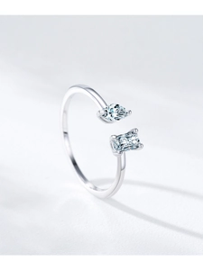 Détail d'une bague en argent S925 avec pierres de zircone poire et rectangulaires