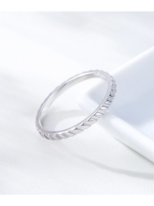 Detailansicht des S925 Sterling Silber Rings mit elegant geprägter diagonaler Textur