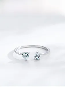 Vue macro détaillée de la bague en argent S925 avec zircons en forme de cœur et goutte