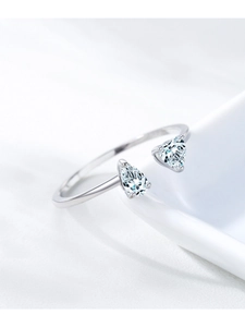 Vue rapprochée de la bague en argent S925 avec zircons scintillants en forme de cœur