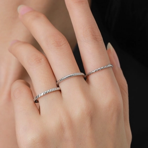 Minimalistische S925 Silber Stapelringe mit Seil- und V-Muster für den täglichen Look