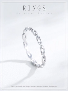 Detailed macro view of S925 sterling silver chain ring with clear S925 hallmark