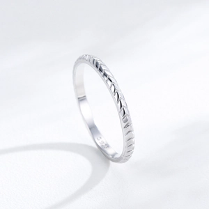 Minimalist S925 sterling silver arrow pattern ring with textured V-shape engraving for women
